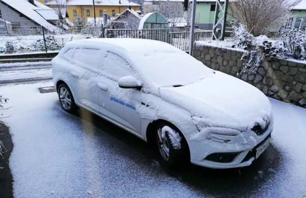 Postojnčani so se včeraj prebudili v zasneženo jutro. V nižjih delih mesta je zapadlo okoli pet centimetrov snega, v višjih pa deset.    