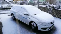 Postojnčani so se včeraj prebudili v zasneženo jutro. V nižjih delih mesta je zapadlo okoli pet centimetrov snega, v višjih pa deset.    