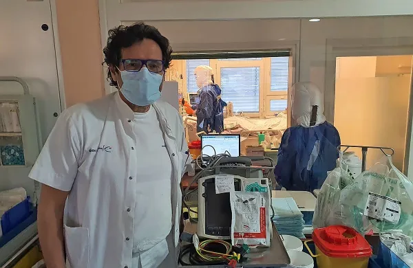 Prof. dr. Janez Tomažič s HIV-pozitivnimi Slovenci dela že več kot 
30 let.