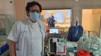 Prof. dr. Janez Tomažič s HIV-pozitivnimi Slovenci dela že več kot 
30 let.