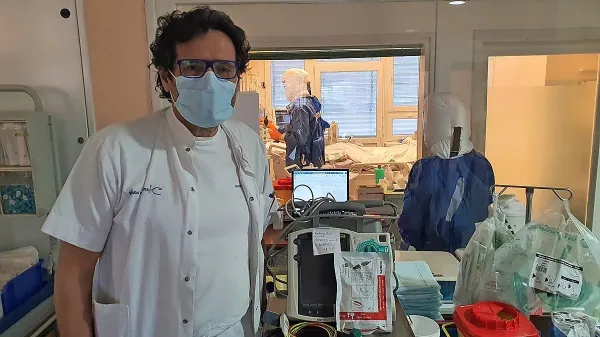 Prof. dr. Janez Tomažič s HIV-pozitivnimi Slovenci dela že več kot 
30 let.