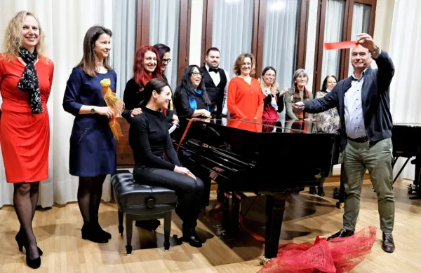 Klavirski aktiv in ravnatelj glasbene šole Koper na slavnostni 
inavguraciji novega klavirja.