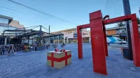 Na Bevkovem trgu so začeli postavljati praznične okraske. Letos bodo poenoteni po vsem mestu. 