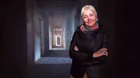 Nataša Segulin - ne na hodniku  stare koprske  porodnišnice, marveč pred svojo fotografijo v galeriji Loža.