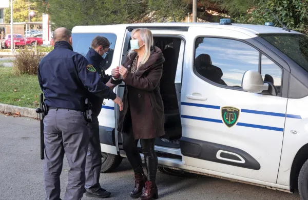 32-letnica, ki naj bi aprila  v Bertokih z nožem do smrti zabodla 
babico, se dogajanja ne spominja.