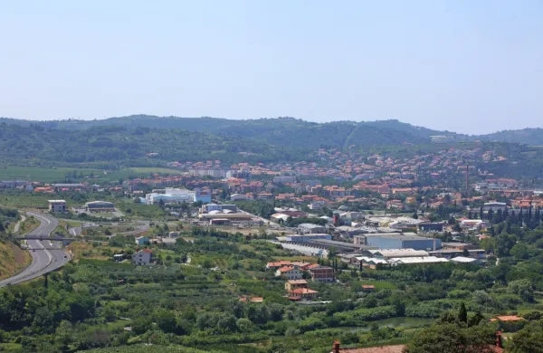Pobudniki referenduma občini med drugim očitajo, da bodo del 
zdajšnjih najboljših kmetijskih površin in zemljišč  ob morju 
namenili za pozidavo.