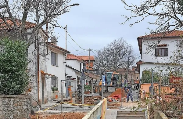 V si plačujejo kanalščino, a v starem delu  kanalizacijo šele 
gradijo.