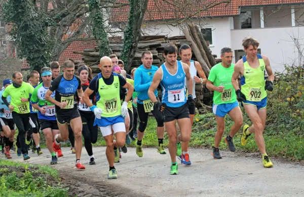Absolutni zmagovalec sezone letošnjih gorskih tekov je Simon Alič 
(Nanos, desno).