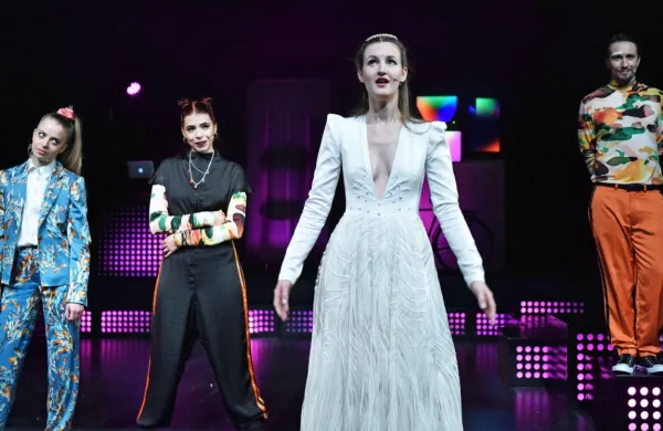  Lara Fortuna, Anuša Kodelja in Lucija Harum (z leve) upodabljajo osrednje like predstave Tridesetletnice. 