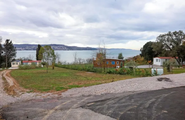 Medtem ko imata Rok Cvetkov in Blaž Jasnič pravnomočno gradbeno dovoljenje, Igor Velov, lastnik tretje 
parcele in hišice (na fotografiji levo), nanj še čaka. 
