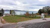 Medtem ko imata Rok Cvetkov in Blaž Jasnič pravnomočno gradbeno dovoljenje, Igor Velov, lastnik tretje 
parcele in hišice (na fotografiji levo), nanj še čaka. 