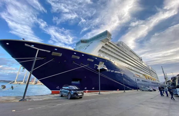 Lani zgrajena 236 metrov dolga potniška ladja Spirit of Adventure  je specializirana za križarjenja potnikov nad 50 let.