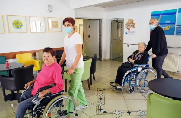 Mnogi stanovalci v domovih za starejše bi težko zmogli plačevati 
višjo oskrbnino.   