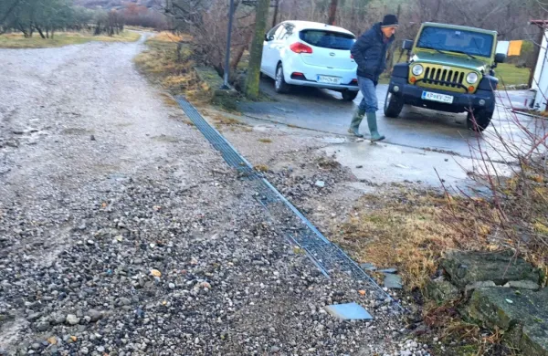 Udarne jame in uničeno vozišče vplivajo na poškodbe osebnih 
vozil bližnjih prebivalcev v zaselku Bardine pri Loparju.
