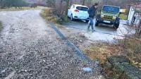 Udarne jame in uničeno vozišče vplivajo na poškodbe osebnih 
vozil bližnjih prebivalcev v zaselku Bardine pri Loparju.