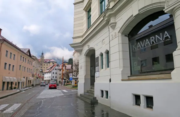 Občina Idrija upa, da bo z nižjimi najemninami v prazne prostore 
- med drugimi tudi v mestno kavarno v svoji stavbi - pridobila 
najemnike in okrepila ponudbo v središču mesta. 