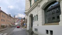 Občina Idrija upa, da bo z nižjimi najemninami v prazne prostore 
- med drugimi tudi v mestno kavarno v svoji stavbi - pridobila 
najemnike in okrepila ponudbo v središču mesta. 