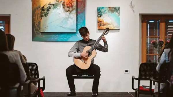 Leo Maj Kokol na enem od svojih kitarskih nastopov
