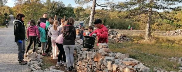 Na poligonu suhozidne gradnje so se v zadnjih dveh mesecih s kamnom in pokrajino že spoznavali mnogi šolarji in malčki iz  vrtcev.  