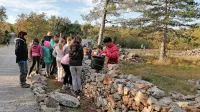 Na poligonu suhozidne gradnje so se v zadnjih dveh mesecih s kamnom in pokrajino že spoznavali mnogi šolarji in malčki iz  vrtcev.  
