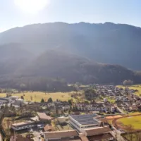 Kobarid leži na široki planjavi, ki jo obdajajo gore in hribi, na jugu 
je to Matajur. 