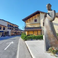 Spomenik “Goriškemu slavčku” Simonu Gregorčiču v središču 
Kobarida.