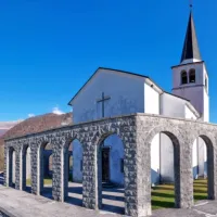 Kostnica nad Kobaridom je eden od številnih opominov na 
nesmiselnost vojn.