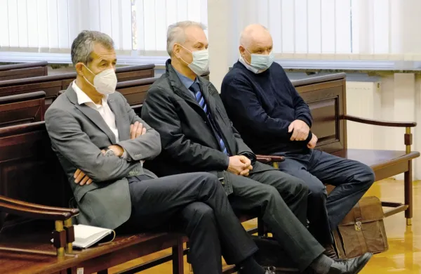 Stojan Petrič, Tomaž Kmecl in Metod Smrekar (z leve) ter Uroš 
Stabej in Peter Novak zlorabe položaja pri prevzemu Etre 33 včeraj 
niso priznali.