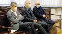 Stojan Petrič, Tomaž Kmecl in Metod Smrekar (z leve) ter Uroš 
Stabej in Peter Novak zlorabe položaja pri prevzemu Etre 33 včeraj 
niso priznali.
