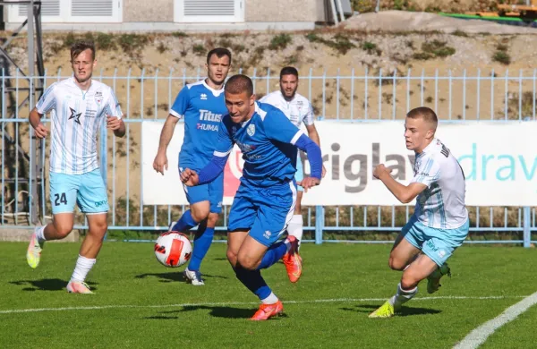 Dekančani  (v temnejši opravi) bodo jesenski del druge SNL sklenili  
jutri, Novogoričani pa v nedeljo.  