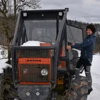 Ko zapade sneg,  je za Miho glavno prevozno sredstvo gozdarski 
traktor. Pozimi si kruh služi s spravilom lesa.