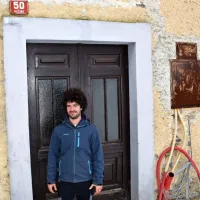 Miha Kobal pred hišo, ki jo je podedoval od očetove tete. Počasi jo 
bo  obnovil - tudi za turistično dejavnost.