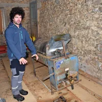  Miha Kobal je te dni sredi dela za izboljšanje stroja za luščenje 
fižola.