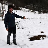 Te dni  na nadmorski višini 800 metrov njive, kjer poleti rastejo  
česen, čebula, fižol in krompir, pokriva sneg.