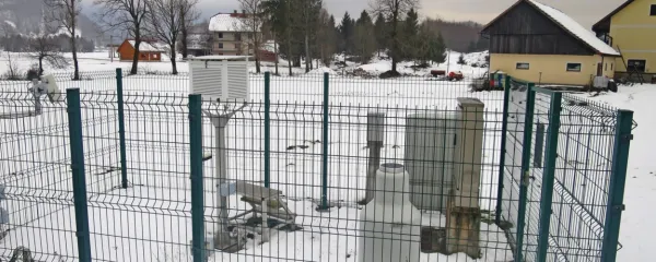 Vremenska postaja pri Bizarju v Zadlogu meri vremenske ekstreme: v torek ob 3. uri zjutraj je namerila minus 17,6 stopinj 
Celzija, 24 ur pozneje pa plus 2,5 stopinji. 