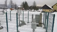Vremenska postaja pri Bizarju v Zadlogu meri vremenske ekstreme: v torek ob 3. uri zjutraj je namerila minus 17,6 stopinj 
Celzija, 24 ur pozneje pa plus 2,5 stopinji. 
