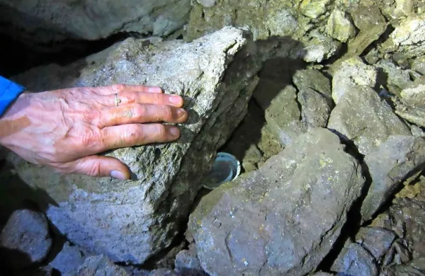   Tudi biologi jamske živali lovijo na podoben način kot zbiratelji, le 
da raziskovalci lončke označijo s številko dovoljenja, s čimer 
dokazujejo, da gre za preučevanje.