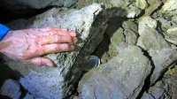   Tudi biologi jamske živali lovijo na podoben način kot zbiratelji, le 
da raziskovalci lončke označijo s številko dovoljenja, s čimer 
dokazujejo, da gre za preučevanje.