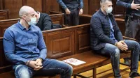 Bojan Stanojevič (levo, desno ob njem  Klemen Kadivec) je danes 
potožil, da zaradi slabega zdravstvenega stanja ne more spremljati 
obravnave, a je vseeno moral sedeti na zatožni klopi. 