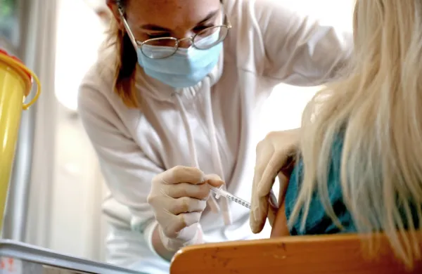 Povsod, kjer cepijo  proti covidu-19, je že več tednov občutno več zanimanja za tretji odmerek kot za prvega.