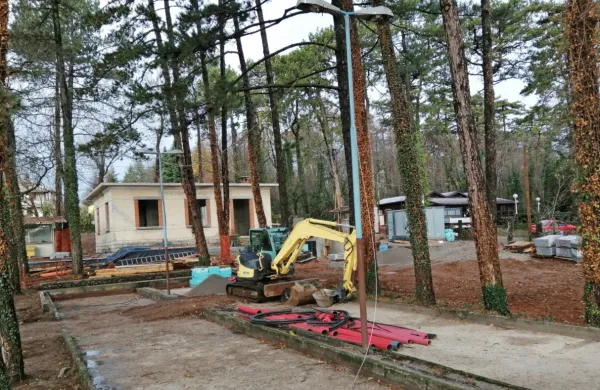 Poleg stavbe stare menze bodo obnovili še balinišče in uredili 
okolico.
