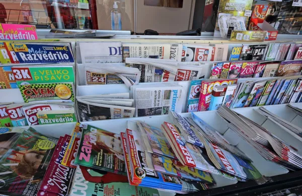 Se bodo težave papirnic in tiskarjev odrazile tudi v cenah revij in 
časopisov?