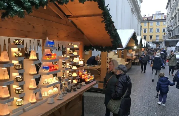  Montažne hišice, razpršene po mestnem središču, bodo odprli danes ob 17. uri.