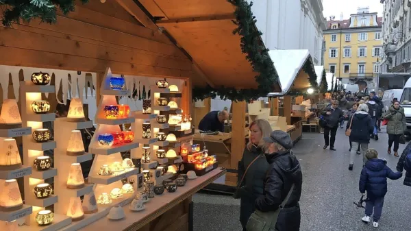  Montažne hišice, razpršene po mestnem središču, bodo odprli danes ob 17. uri.