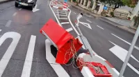 Turistični avtobus je ob vstopu v Piran podrl  izhodni plačilni 
terminal in drog s kamero.