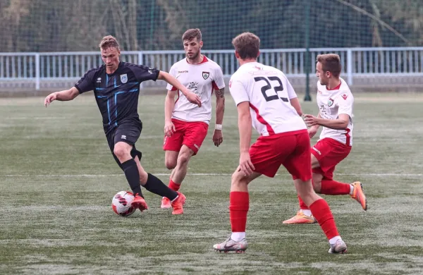 Brici (v rdeče-belih dresih) so v jesenskem delu sezone  prejemali 
veliko golov proti močnejšim tekmecem: Izolani so jim za začetek 
in konec jeseni na  dveh tekmah zabili devet zadetkov.   