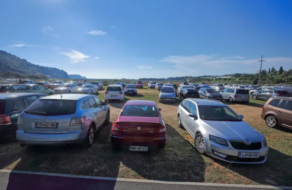 Med dobičkonosnimi tržnimi dejavnostmi je bila, denimo, 
odločitev, da v Strunjanu čez poletje najamejo zemljišče in ga 
namenijo prepotrebnemu parkirišču. 
