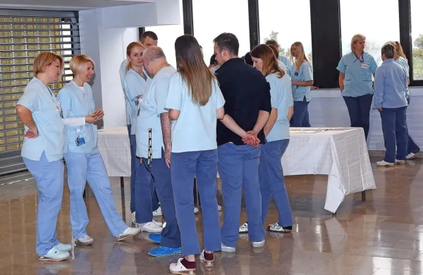 Svojim zaposlenim uniforme  zagotavlja SBI glede na velikost, ki jo 
imajo. Praktikanti pa imajo svoje uniforme, ki so njihova last, zato 
si jih morajo tudi sami prati. Fotografija je arhivska. 