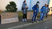 Pred ptujskim okrožnim sodiščem se je zbrala  skupina  ljudi  in  senat pozivala,   naj   Drevenšku  izreče  
najstrožjo  kazen. 