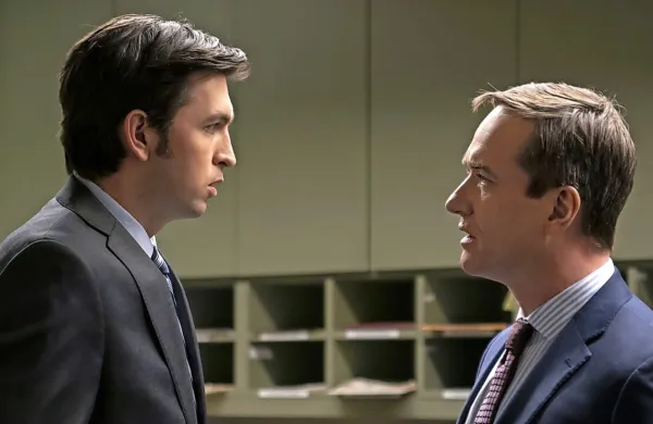 Zvezdi tretje sezone Nasledstva sta Nicholas Braun v vlogi Grega in 
Matthew Macfadyen v vlogi Toma, ki postrežeta s celo plejado 
odbitih dialogov.